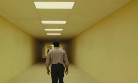 Review Film Backrooms , Horor Liminal Space yang Menggugat